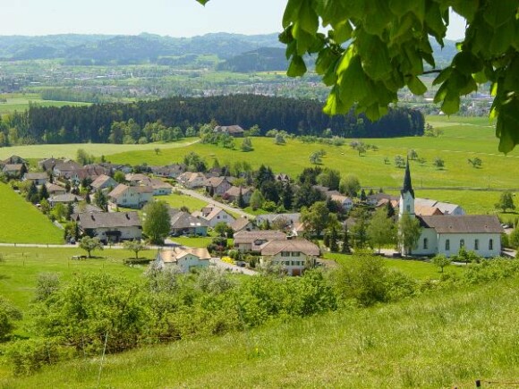 Das Dorf von einem Hügel aus betrachtet.